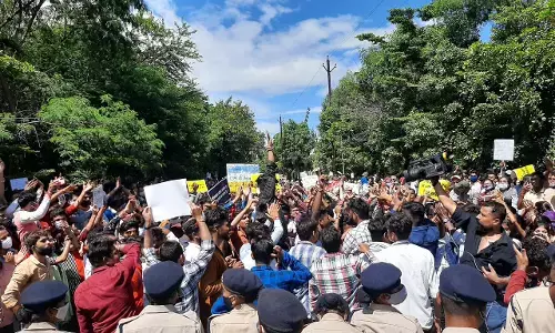 VIDEO : यूनिवर्सिटी में जोरदार हंगामा जारी : हजारों छात्र विश्वविद्यालय में डटे…..भारी संख्या में पुलिस और दूसरी तरफ आक्रोशित छात्र से माहौल तनावपूर्ण……हटने को तैयार नहीं हैं छात्र