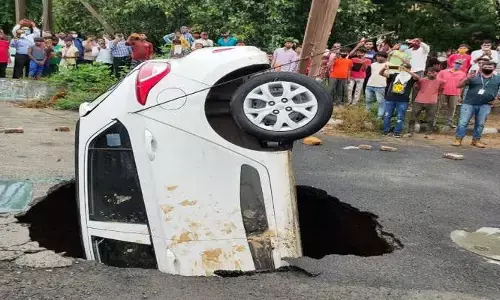 खौफनाक हादसा: देखते ही देखते ड्राइवर समेत गड्ढे में समा गई पूरी कार… वीडियो देख हो जायेंगे रोंगटे खड़े