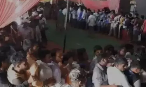 VIDEO: वैक्सीन लगाने आये लोगों को महिलाकर्मी ने चप्पलों से पीटा… लाइन में खड़े बेकाबू भीड़ को देख, महिलाकर्मी ने खोया आपा… भीड़ पर दनादन बरसाये चप्पल