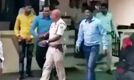 2 घूसखोर ASI गिरफ्तार : 30 हजार घूस लेते ASI को किया गया गिरफ्तार….धकियाते हुए ले गयी टीम….