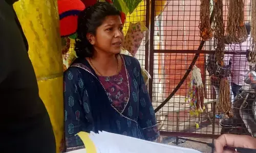 लापता महिला आरक्षक वृंदावन में मिली : महिनों से लापता महिला आरक्षक अंजना सहिस वृंदावन में फूल प्रसाद की लगा रही दुकान.. लौटने से किया इंकार