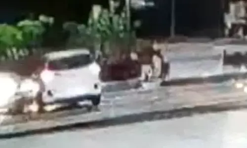 एक्सीडेंट का LIVE VIDEO.. तेज रफ़्तार बाइक और कार की टक्कर.. एक बाइकर की मौत..जबकि दूसरा गंभीर.. कार सवार फरार