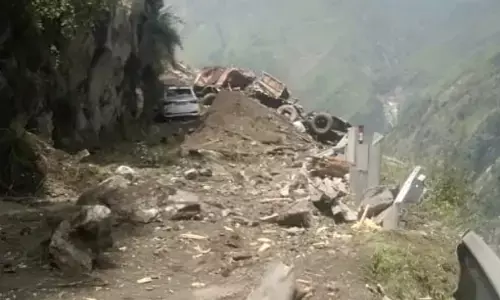 बड़ा हादसा: मलबे में दबी बस-कारें, कई गाड़ियां नदी में गिरीं… एक की मौत, करीब 30 यात्री लापता