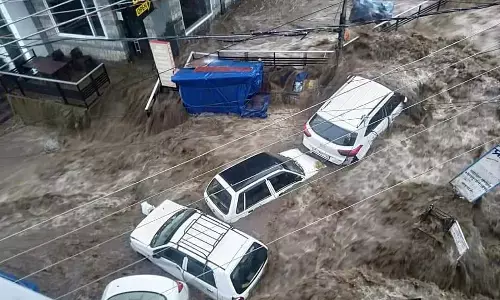 भयानक VIDEO : पत्तों की तरह बह गयी गाड़ियां…. बादल फटने के बाद दिखा खौफनाक जलजला….वीडियो देख रौंगटे खड़े हो जायेंगे