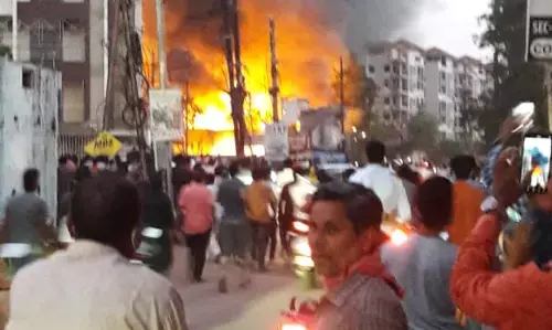 देखें वीडियो: वीडोल ऑयल फैक्ट्री में लगी भीषण आग, कंर्मचारियों ने भागकर बचाई अपनी जान…  