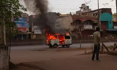 देखें वीडियो: चलती एंबुलेंस में लगी भीषण आग, ड्राइवर ने कूदकर बचाई अपनी जान….
