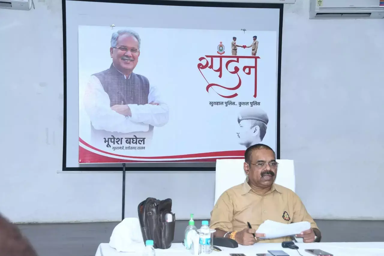 सर मेरे पति की ओपन हार्ट सर्जरी हुई है…..बताते-बताते रो पड़ी आरक्षक की पत्नी….जवाब में डीजीपी बोले…….स्पंदन में पुलिस परिवारों का दर्द दूर करने का दिया आश्वासन