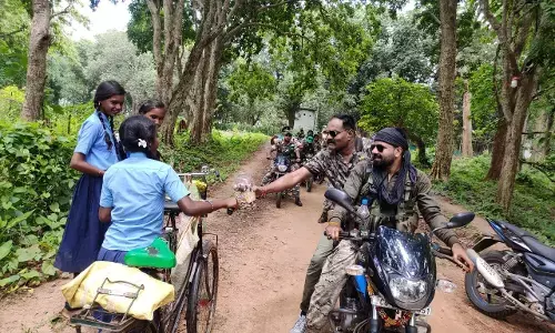 जब नक्सल प्रभावित क्षेत्र में बाइक से निकल गए SP… नदी, नाले को भी पैदल किया पार…  घने जंगल के बीच कच्ची रास्ते पर बाइक से कई किमी की दूरी की तय