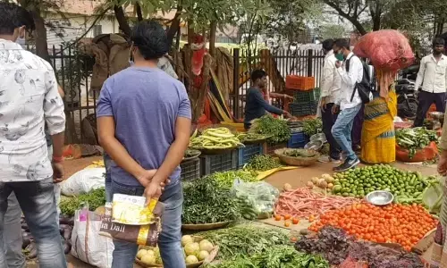 VIDEO: लॉकडाउन का असर, दो दिन में सब्जियों के दाम 30 फीसदी बढ़े…30 की भिंडी बिक रही 60 रुपए में, बरबट्टी 80 रुपये किलों…वहीं टमाटर के दाम घटे… 