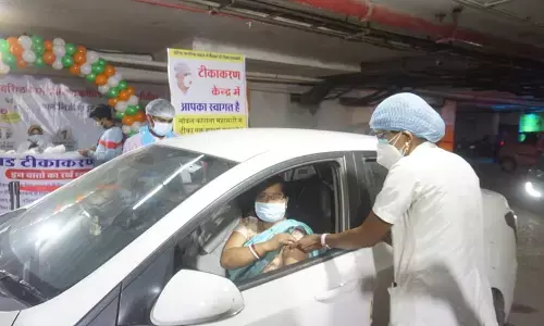 कार में बैठे वैक्सीन: छत्तीसगढ़ में वरिष्ठ नागरिकों के लिए ड्राइव इन वैक्सिनशन की सुविधा प्रारंभ