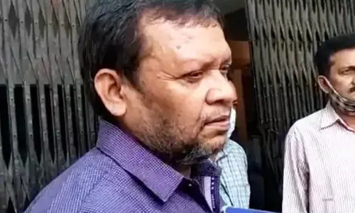 FIR दर्ज कराने IAS पहुंचा थाने, 4 घंटे करता रहा इंतजार…..FIR में नाम देख पुलिस के उड़ गये होश…. थानेदार ने कहा- अंग्रेजी उन्हें समझ नहीं आती …. थाने में ही धरने पर बैठा अफसर