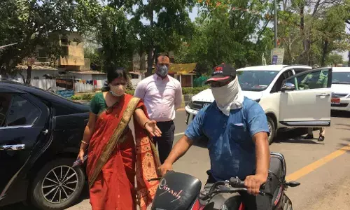 VIDEO ब्रेकिंग: “मैं कलेक्टर मैडम ही बोल रही हूं” लॉकडाउन में  पेट्रोल पंप में उड़ी आदेश की धज्जियां तो, कलेक्टर ने सीधे फ़ूड अफसर की लगाई क्लास…… मोर्चा संभालने खुद ही सड़कों पर उतरी कलेक्टर ने पेट्रोल पंप को किया सील, लॉकडाउन तोड़ने वालों की सड़क पर ही लगाई क्लास