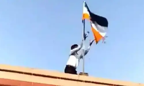 कलेक्टर ने उल्टा झंडा फहराया : स्वतंत्रता दिवस पर कलेक्टरेट में फहराया उलटा तिरंगा झंडा….कलेक्टर का VIDEO हुआ सोशल मीडिया में वायरल… पूर्व IAS ने दिया ऐसा रिएक्शन