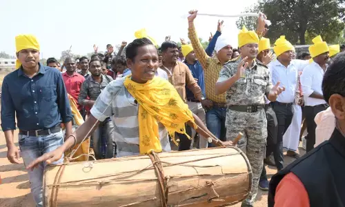 वैलेंटाइन डे पर शादी का गिफ्ट : SP बने बाराती, पुलिसकर्मी बने घराती और फिर 14 पूर्व नक्सली जोड़े बंध गये शादी के बंधन में….अनूठी रही इनमें से कईयों की प्रेम कहानी