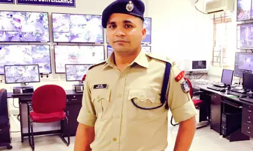 जुआ खेलते दो पुलिसकर्मी सरेबाजार पकड़ाये …. एसपी ने तत्काल प्रभाव से किया सस्पेंड… आदेश जारी