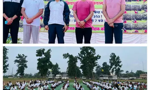 आईजी ने लगाया योग शिविर : जिला निरीक्षण करने पहुंचे आईजी ने पुलिस लाईन में सुबह कप्तान समेत सिपाहियों की लगाई योग कक्षा