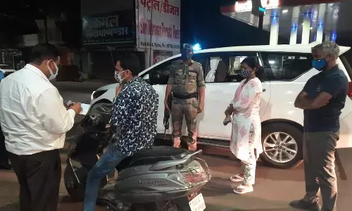 ….जब देर रात कलेक्टर ने खुद ही संभाला मोर्चा……कोरोना से बेखौफ लोगों का खुद खड़े होकर कटवाया चालान…..लापरवाह दुकानदारों को भी लगाई डांट