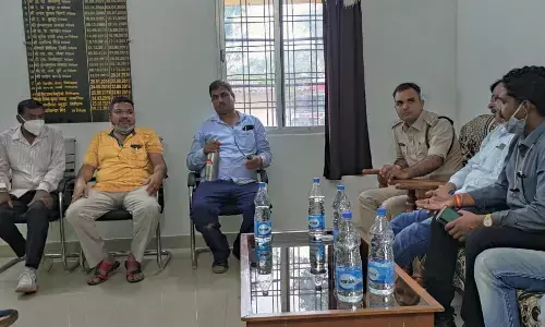 VIDEO अजब है गजब है : तीन SDO दो सब इंजीनियर बंधक बनाकर पीटे गए.. थाने पहुँचे पर रिपोर्ट लिखाने तैयार नहीं..थानेदार रिपोर्ट लिखने तैयार.. एसडीएम तहसीलदार भी थाने में