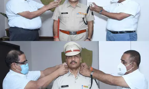 डीजीपी अवस्थी ने आईपीएस अवार्ड होने पर वायपी सिंह, धर्मेंद्र सिंह छवई को बैज लगाकर दी शुभकामनाएं