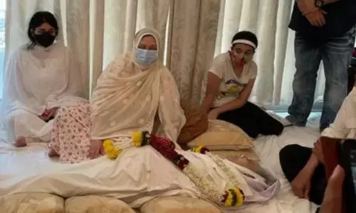 Video: अमिताभ बच्चन ,धर्मेंद्र ,शाहरुख़ खान सहित बॉलीवुड की तमाम हस्तियां श्रद्धांजलि देने पहुंचे…