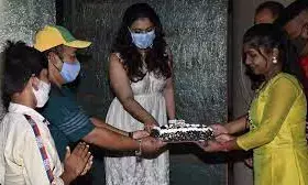 काजोल के बर्थडे पर केक कटवाने पहुंचे फैंस, VIDEO देख लोग बोले- घमंडी, गरीब का केक भी नहीं खाई