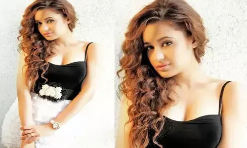 जाति विशेष पर टिप्पणी कर विवादों में घिरीं युविका चौधरी एक्ट्रेस ने वीडियो शेयर कर मांगी माफी, गैर जमानती धाराओं में केस दर्ज………..