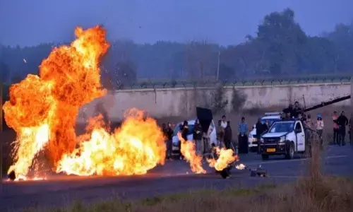 हवाई पट्टी पर बम ब्लास्ट, अभिनेता जॉन अब्राहम की बाइक में लगी आग….