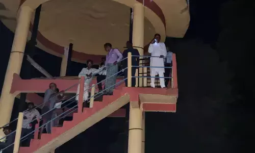 ….जब विधायकजी डर कर चढ़ गये टंकी पर : गये थे हाथी पीड़ित परिवार से मिलने, 40 हाथियों ने घेर लिया पूरा इलाका…..ग्रामीणों संग सरपट भागे नेताजी ने टंकी पर चढ़कर बचायी जान….