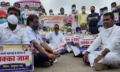 VIDEO : “900 रूपया गैस है…चुल्हा कैसे जलाये..” जब सड़क पर बैठकर विधायक-नेताओं ने गाया महंगाई चालीसा…..और फिर 5 मिनट का जाम चल गया लंबा … महंगाई को लेकर कांग्रेस का हाइवे पर प्रदर्शन