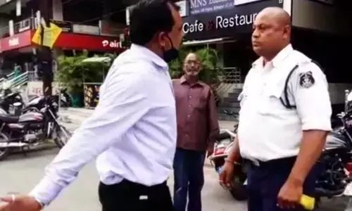 VIDEO-सत्ता का ऐसा नशा: कांग्रेस नेता ने यातायात सिपाही से बीच सड़क पर की गुंडागर्दी, कॉन्स्टेबल को धकियाते, गरियाते बोले, जानता नहीं मैं कौन हूँ