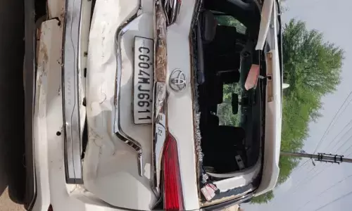 पूर्व मंत्री अजय चंद्राकर हादसे में बाल-बाल बचे, धमतरी जिले के दौरे के दौरान में तेज रफ्तार हाइवा ने कार को मारी जोरदार टक्कर… बुरी तरह से क्षतिग्रस्त हुई कार