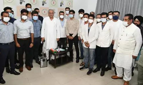 मुख्यमंत्री से मिले चन्दूलाल चन्द्राकर स्मृति मेडिकल कॉलेज के छात्र और पालकगण.. कॉलेज के अधिग्रहण के निर्णय पर जताया आभार, मुख्यमंत्री ने कहा- बच्चे हमारे भविष्य है, इनकी बेहतरी के लिए हर संभव प्रयास