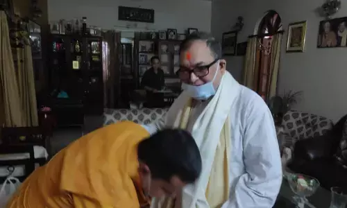 गुरू सबसे श्रेष्ठ : …जब मंत्री व छत्तीसगढ़ के प्रभारी सचिव आशीर्वाद लेने पहुंचे अपने गुरू से…..जानिये कौन हैं आचार्य किशोर कुणाल, जिन्हे मानते हैं वो अपने गुरू