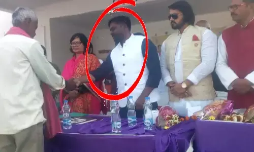 सरकारी कार्यक्रम में मंत्री नहीं पहुंच पाये…..तो भाई पहुंच गया चीफ गेस्ट बनकर……..सवाल पूछने पर बोले, भइया बिजी थे….सीएम ने भी जतायी नाराजगी