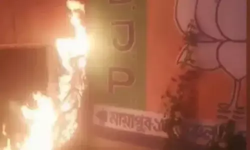 BIG BREAKING: पश्चिम बंगाल हिंसा .. केंद्रीय गृह मंत्रालय ने पश्चिम बंगाल राज्यपाल से क़ानून व्यवस्था की स्थिति पर रिपोर्ट तलब की .. केंद्रीय मंत्री मुरलीधरन पर मिदनापुर में हमला