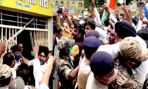 CG- भाजपा-कांग्रेस नेताओं में तगड़ी भिड़ंत….. जमकर हुई गाली-गलौज और धक्का-मुकी…..3 थानों से बुलानी पड़ी पुलिस, बीजेपी दफ्तर में घुसने की कोशिश
