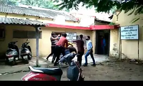 Video: कांग्रेसियों की गुंडई चरम पर.. शहर कांग्रेस सचिव हरमेंद्र शुक्ला ने पीडब्ल्यूडी ऑफिस में खुलेआम मारपीट की..