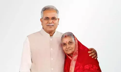 मदर्स डे पर CM भूपेश ने शेयर की माँ के साथ बेहद प्यारी तस्वीर .. लिखा भावनात्मक संदेश “आपका न होना, आपके होने की ताक़त के हमेशा अहसास कराता है माँ..”