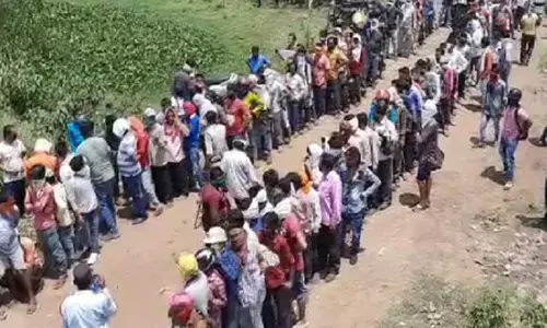 VIDEO : डॉ रमन ने पियक्कड़ों का बेहद हैरान करने वाला वीडियो किया पोस्ट…..शराब भट्ठी के बाहर 1 किलोमीटर लंबी लगी थी भीड़….दारू लेने एक-दूसरे पर टूटे पड़े थे…