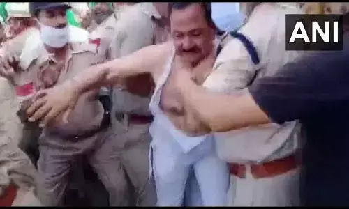 VIDEO: भाजपा विधायक को नंगा कर बीच सड़क पर दौड़ा-दौड़ाकर पीटा…..SSP भी हुए चोटिल, किसानों पर हमले का आरोप……कार्यक्रम में गये थे भाजपा विधायक