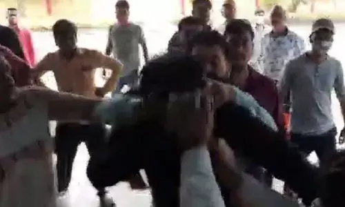 VIDEO : मां-बहन की गालियां….मारपीट… कुर्सी तोड़-फोड़…..नगर परिषद दफ्तर में अध्यक्ष पति और नेता प्रतिपक्ष में जमकर मारपीट…. टेंडर को लेकर भिड़े भाजपा-कांग्रेस समर्थक