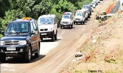 मुख्यमंत्री की हत्या की कोशिश….. सुरक्षा घेरा में कार सवार तीन युवक घुसे, एक सुरक्षाकर्मी भी हुआ जख्मी…. तीनों को पुलिस ने किया गिरफ्तार