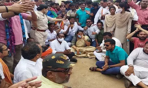 VIDEO : अपनी ही सरकार के विरोध में सड़क पर उतरी विधायक….नये जिले के ऐलान के साथ बवाल शुरू, चौकी को जिला घोषित करने को लेकर चक्का जाम, प्रदर्शन…कई जगहों पर खुशियां में मिठाईयां भी बंटी