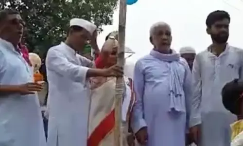 झंडोत्तोलन के दौरान कांग्रेसी नेता की मौत : झंडा फहराने के बाद सलामी देते ही जमीन पर गिरे, हो गयी मौत…..प्रदेश अध्यक्ष से लेकर सभी नेताओं ने जताया दुख