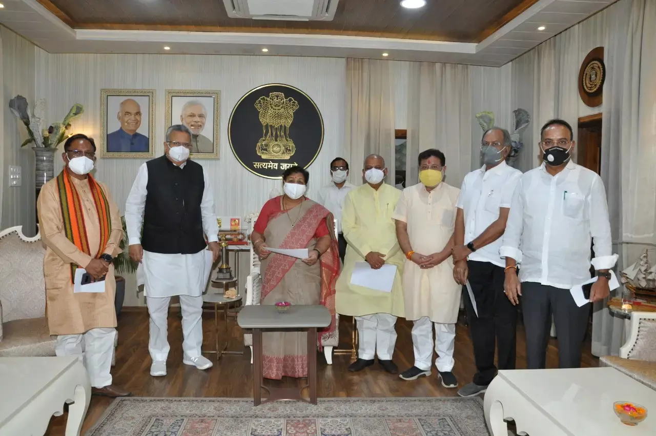 EX सीएम रमन सिंह, नेता प्रतिपक्ष धरमलाल समेत भाजपा सांसद और विधायकों ने की राज्यपाल से मुलाक़ात..14 सूत्रीय ज्ञापन सौंपा