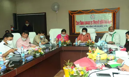 VIDEO CG: ….जब मंत्री व विधायक बीच बैठक में एक-दूसरे से भिड़े….जमकर हुई तू-तू-मैं-मै….चिल्ला-चोट सुनकर बैठक में अफसर नेता भी आये सकते में….