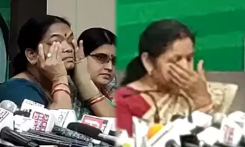 CG VIDEO : फफक-फफक कर रो पड़ी महिला सांसद….. कांग्रेस भवन में प्रेस कांफ्रेंस के दौरान चर्चा के दौरान दो महिला सांसद रोने लगी… पूरी घटना बतायी, किस तरह से सदन में हुई थी घटना