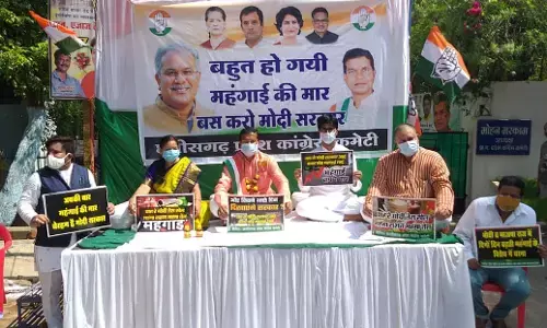 महंगाई पर हल्ला बोल : कांग्रेस ने केंद्र पर महंगाई के मुद्दे पर किया हमला….कांग्रेस नेताओं ने अपने घर के बाहर, ठेले पर बाइक व खाली सिलेंडर रखकर, थाली बजाकर किया प्रदर्शन… कांग्रेस नेताओं ने कहा…..