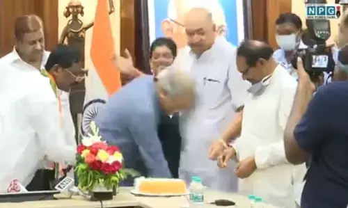 VIDEO : …जब मुख्यमंत्री ने मंत्री का पैर छूकर लिया आशीर्वाद…. जन्मदिन पर मुख्यमंत्री को मंत्री अमरजीत ने दिया ये गिफ्ट… देखिये पूरा वीडियो