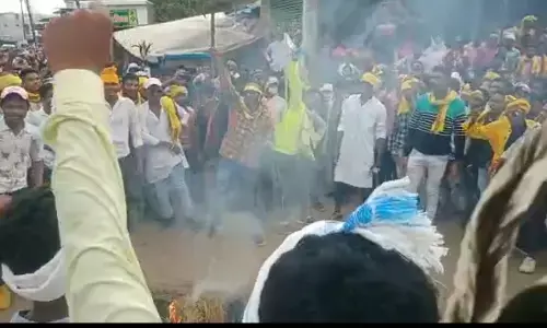 विधायक का सामाजिक बहिष्कार की चेतावनी, सिलगेर घटना की आंच मोहला पहुंची…आदिवासी समाज ने किया आदिवासी विधायक इंद्रशाह मंडावी के घर का धेराव, सिलगेर पर न बोलने पर लोग हुए नाराज